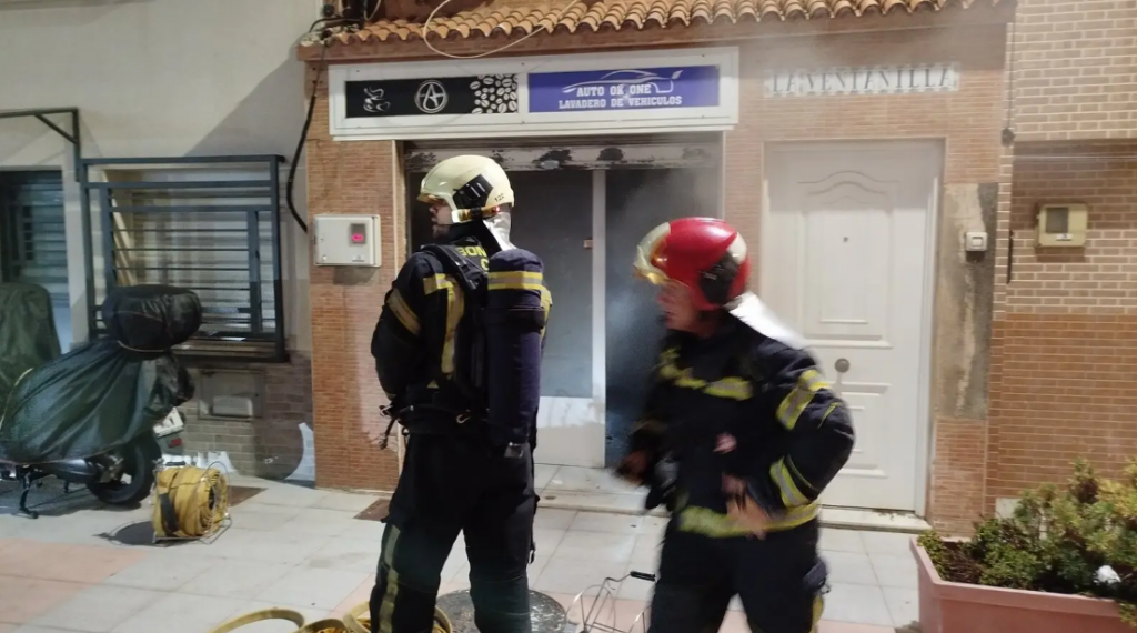Un fuego en un establecimiento del Mixto despierta a los vecinos durante la noche