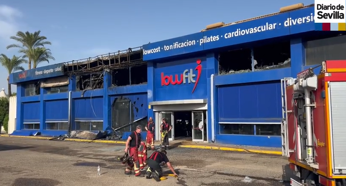 Violento incendio consume un gimnasio en Castilleja de la Cuesta