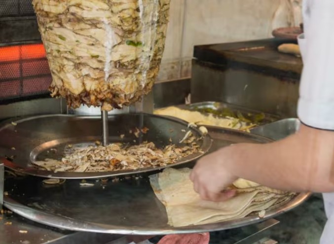 Dos locales de kebab en Logroño, clausurados por vender sin licencia municipal