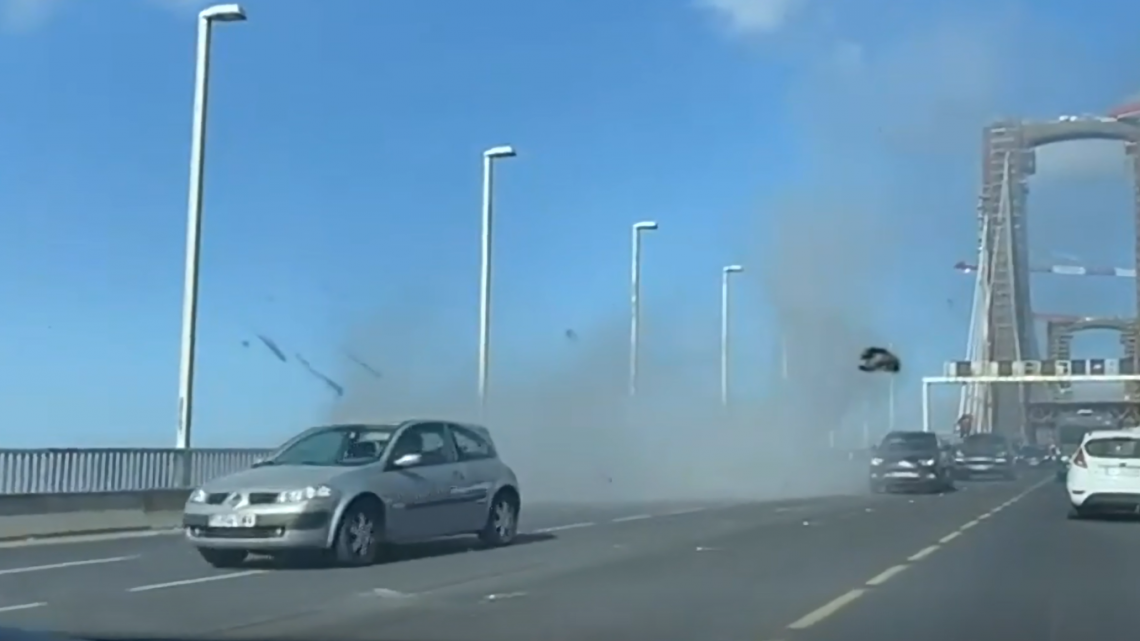 Una colisión y un incendio han provocado el caos en el puente del centenario en Sevilla