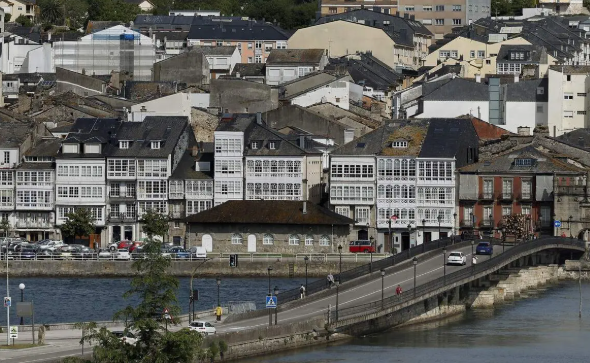 Un conato de incendio en Viveiro moviliza a los bomberos en plena tarde