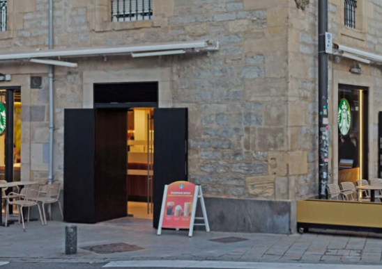 El Starbucks de Vitoria se enfrenta a tres expedientes por actividad sin licencia