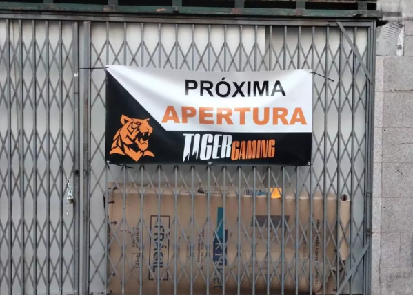 Un nuevo local de juego en el Ensanche de Santiago desata las quejas vecinales