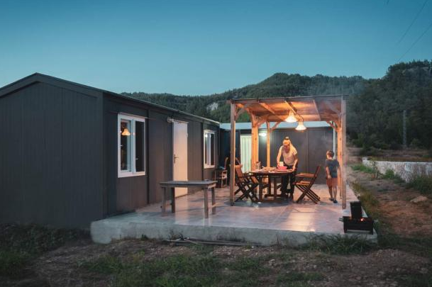 La lucha de un pueblo de Ávila contra las casas prefabricadas ilegales: “Son un riesgo”
