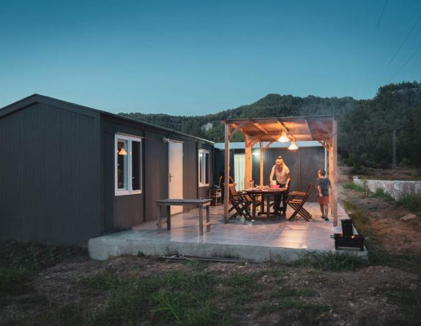 La lucha de un pueblo de Ávila contra las casas prefabricadas ilegales: “Son un riesgo”