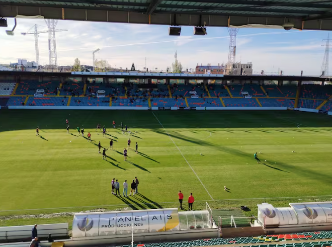 Sin licencia ni mejoras: el estadio Helmántico reabre entre críticas y deficiencias acumuladas