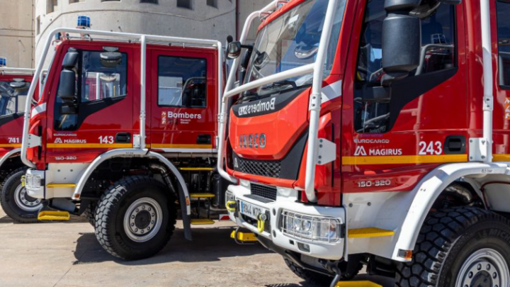 Polígono Faima de Crevillente sufre un incendio que daña cuatro naves