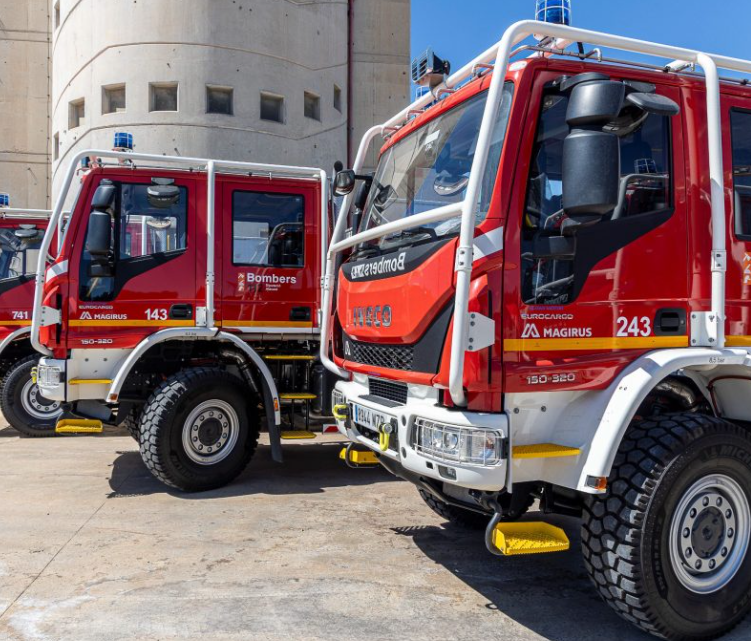 Polígono Faima de Crevillente sufre un incendio que daña cuatro naves