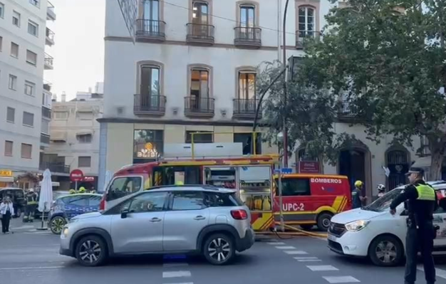 Incendio en la taberna El Papelón: momentos de tensión en la céntrica Reyes Católicos de Sevilla