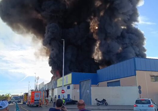 Un gran incendio industrial en Alboraya tiñe de humo la Malvarrosa y la Patacona