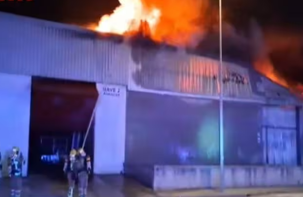 Tres naves industriales destruidas por un incendio en un polígono de Malgrat de Mar (Barcelona)
