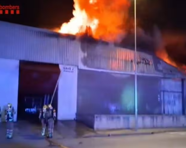 Tres naves industriales destruidas por un incendio en un polígono de Malgrat de Mar (Barcelona)