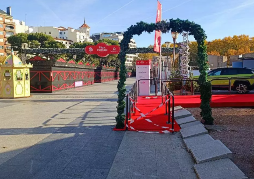 Un error burocrático retrasa el mercado de Navidad de Colón: “Todo es una chapuza”