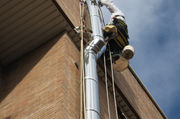 Salida de humos en bares y restaurantes: ¿es obligatorio el consentimiento vecinal?