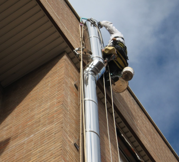 Salida de humos en bares y restaurantes: ¿es obligatorio el consentimiento vecinal?