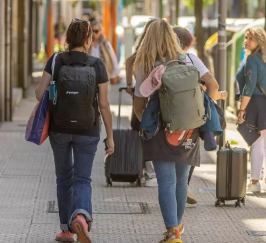 Raxoi no autoriza más pisos turísticos y exige el cese de 50 actividades