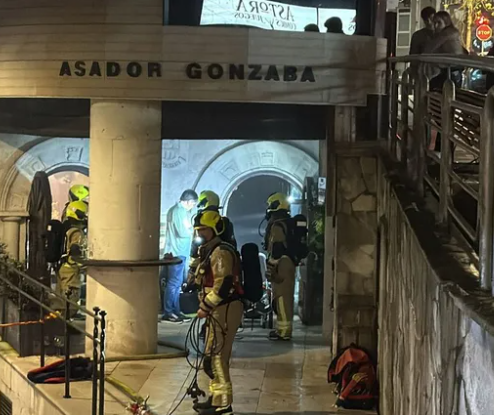 Fuego en la salida de humos del restaurante Gonzaba en Santiago provoca evacuación