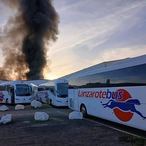 Nave de Lanzarote Bus sufre incendio y quema 10 guaguas