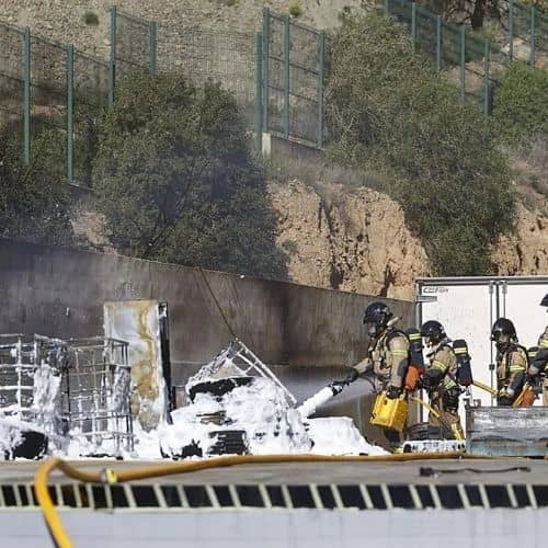 Fuego en nave de Murcia moviliza a los bomberos